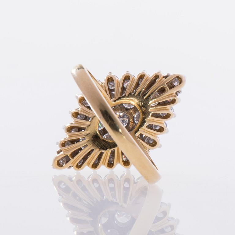RING, 18K guld, briljantslipade diamanter. Engelska stämplar. Vikt ca 8,2 g.