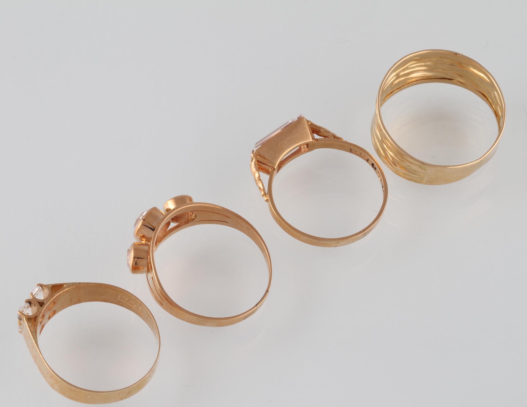 RINGAR, 4 st, 18K guld samt bergkristall, delvis kattfotstämplade. Vikt 9,6 gram.