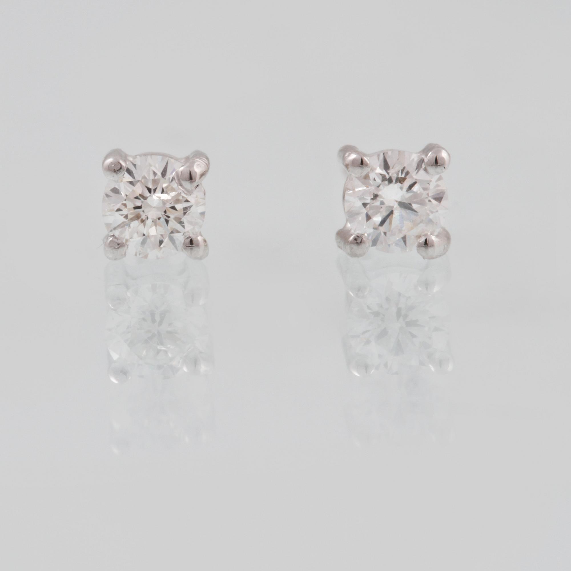 ÖRHÄNGEN, 18K vitguld med briljantslipade diamanter ca 0.22 ct. Vikt  1,2 gram.