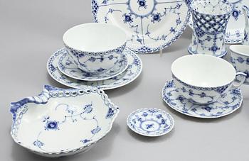 SERVISDELAR, 80 st, porslin, "Musselmalet", Royal Copenhagen, 1900-talets andra hälft.