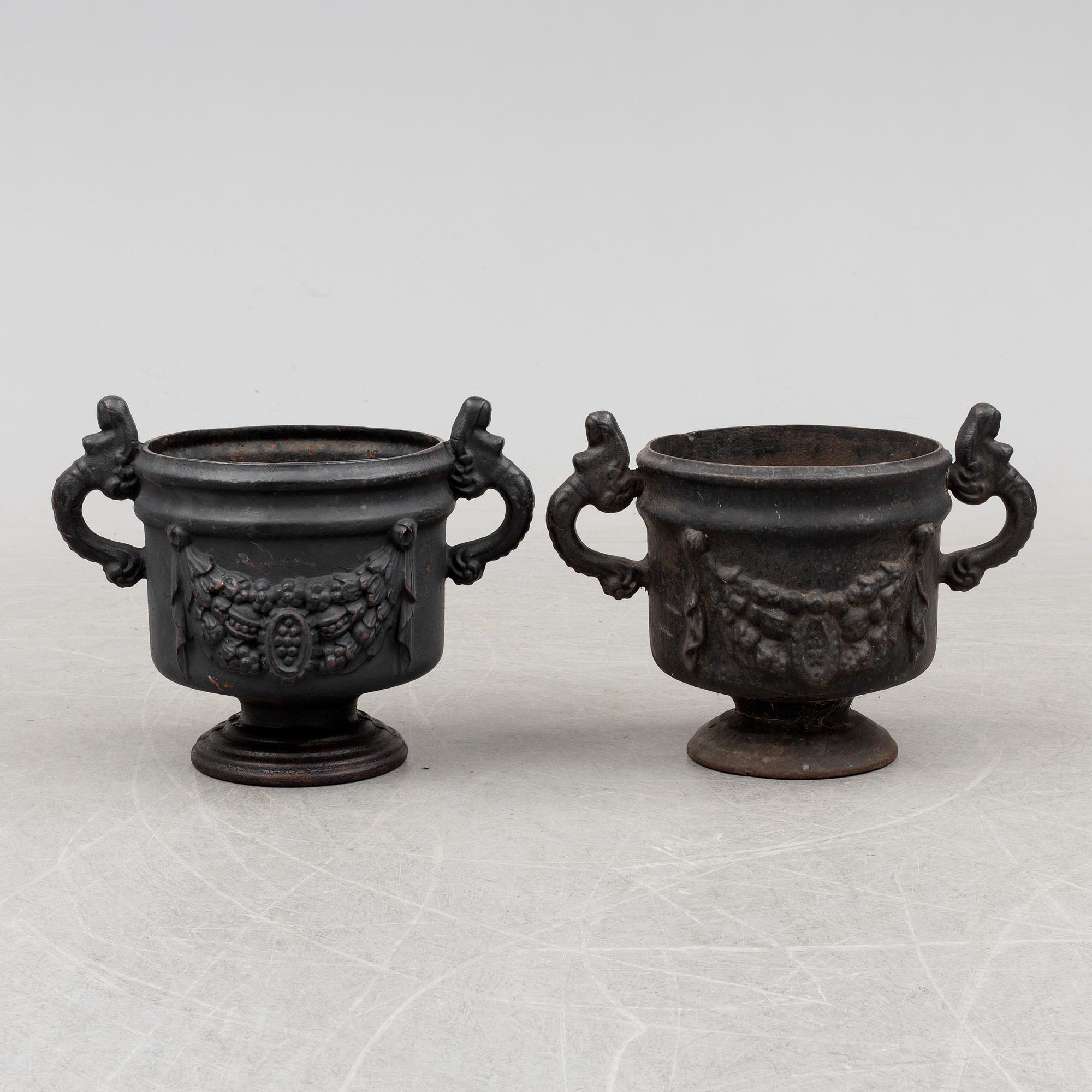 TRÄDGÅRDSURNOR, ett par, gjutjärn, Stafsjö bruk, 1900-tal.