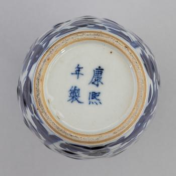 Vaser tre stycken, Kina, Qingdynastin, ett par, transitionsstil 1800-tal, samt, sent 1800-tal.