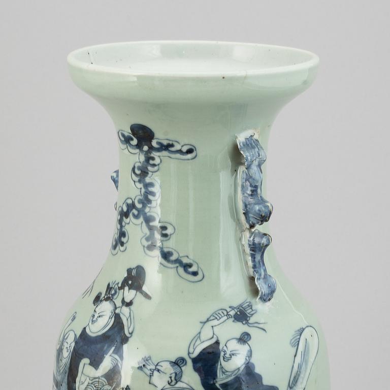 Vaser, ett par, porslin. Kina, 1900-tal.