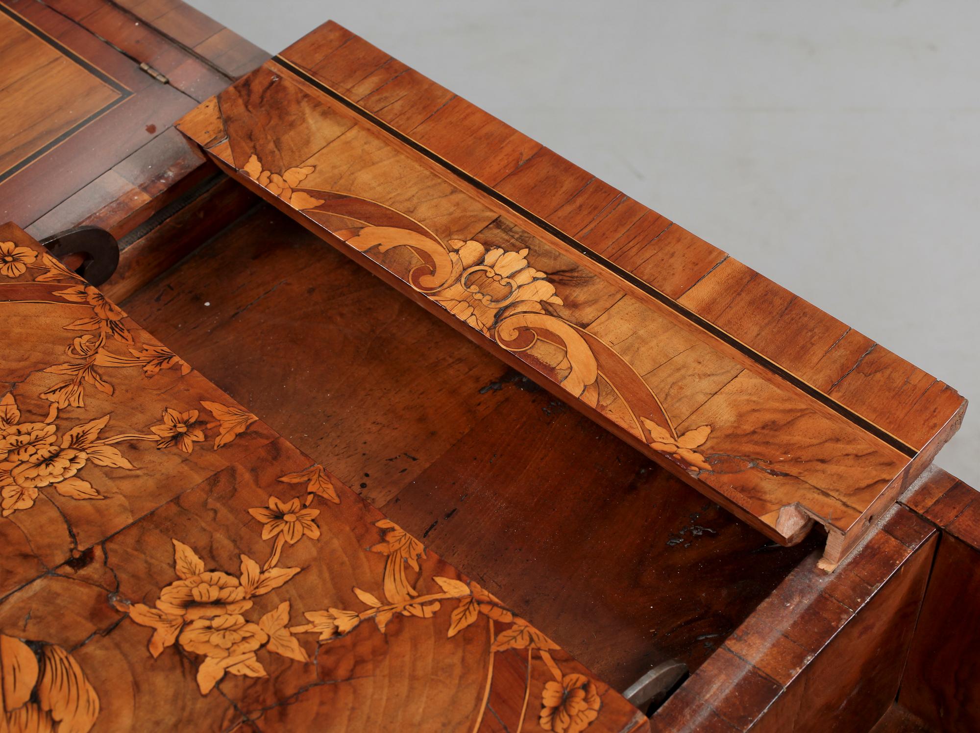 POUDREUSE MED TILLHÖRANDE TABURETT, Frankrike, Louis XVI, 1700-talets andra hälft.