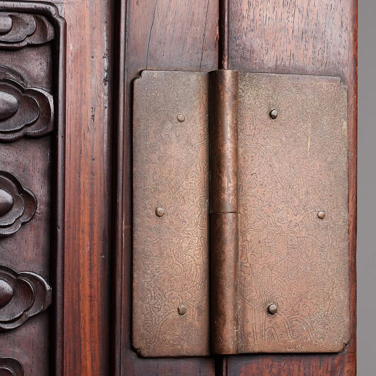 A large Imperial Hongmu compound cabinet, Qingdynasty, 19th century.