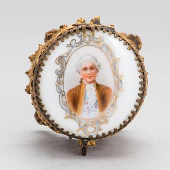 MINATYRMÅLNINGAR, 2 st, och DOSA med tryckt motiv.