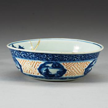 A blue and white Transitional 'Ling Ling' bowl, 17th Century.