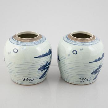 A pair of Chinese porcelain pots, 19th/20th century.