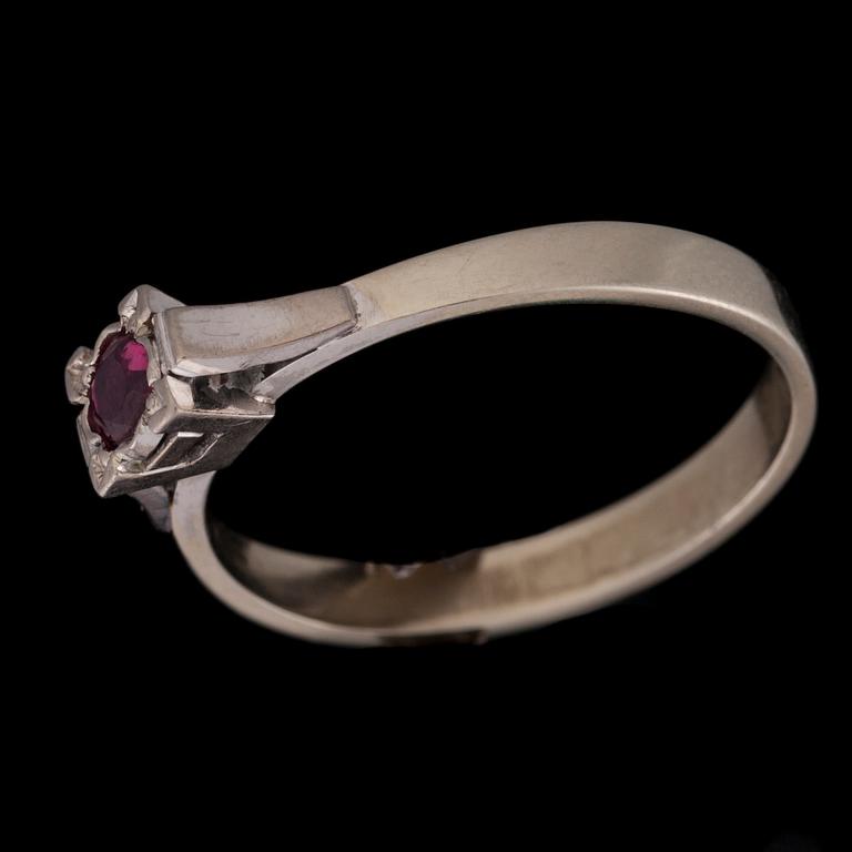 RING, 18K guld, rubin ca 0,30 ct, N. Westerback Helsingfors 1972. Vikt n. 3 g.