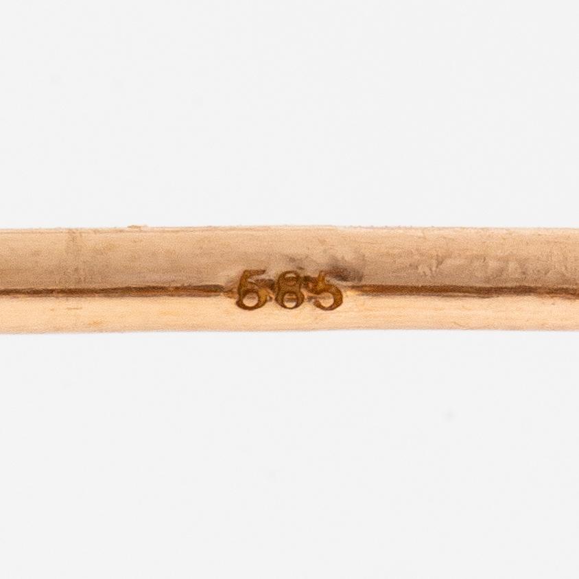 A pair of earrings in 14K gold with cultured coloured freshwater pearls and round brilliant-cut diamonds.