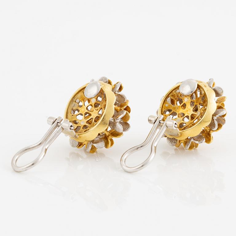 Ett par örhängen 18K guld i två färger.