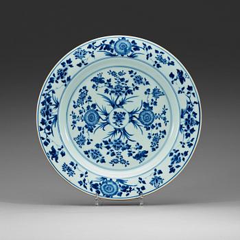 399. A blue and white serving dish, Qing dynasty, Kangxi (1662-1722).