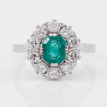 RING, 18K vitguld, smaragd ca 1.00 ct samt diamanter tot ca 1.00 ct., svenska stämplar.