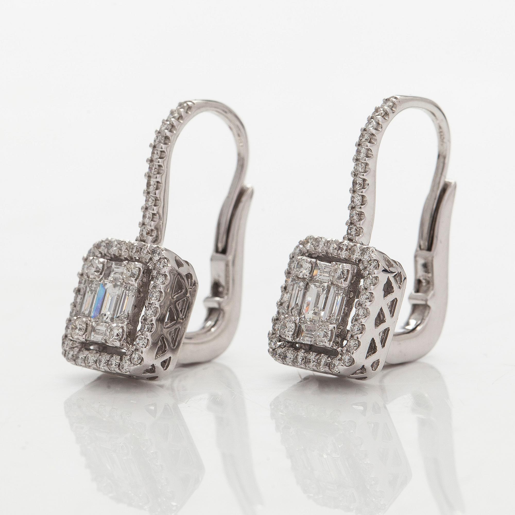 Korvakorut, 18K valkokultaa ja briljantti- ja baguettehiottuja timantteja.