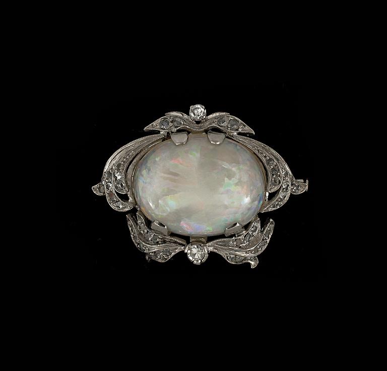 BROSCH, 18k vitguld, opal samt briljantslipade diamanter. Vikt ca 8 g.