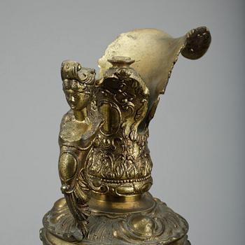 DEKORATIONSURNOR, ett par, gulmetall, Spanien, 1900-tal.