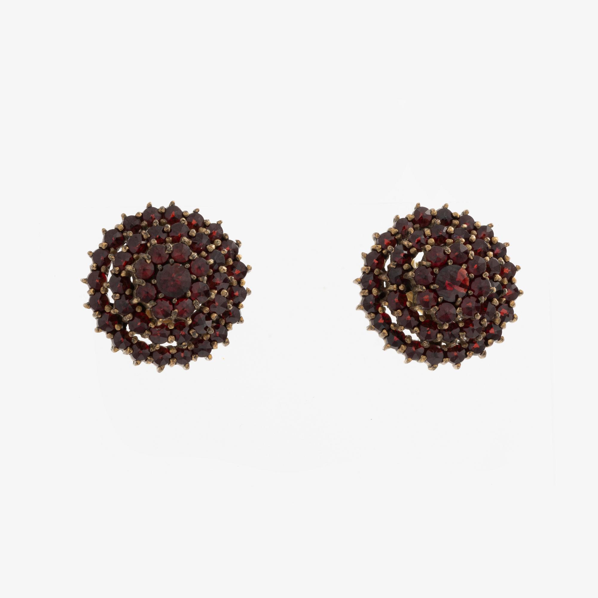Necklace and earrings, with garnets.