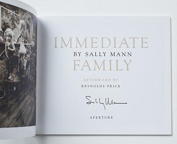 Sally Mann, bok Immediate Family signed.