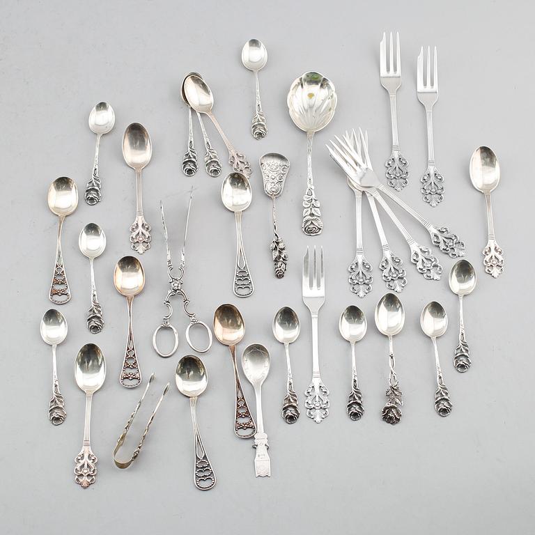 BESTICK, silver, 32 delar, olika modeller, 1900-tal. Vikt ca 390 gram.