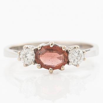 18K white gold ring with tourmaline and brilliant-cut diamonds.