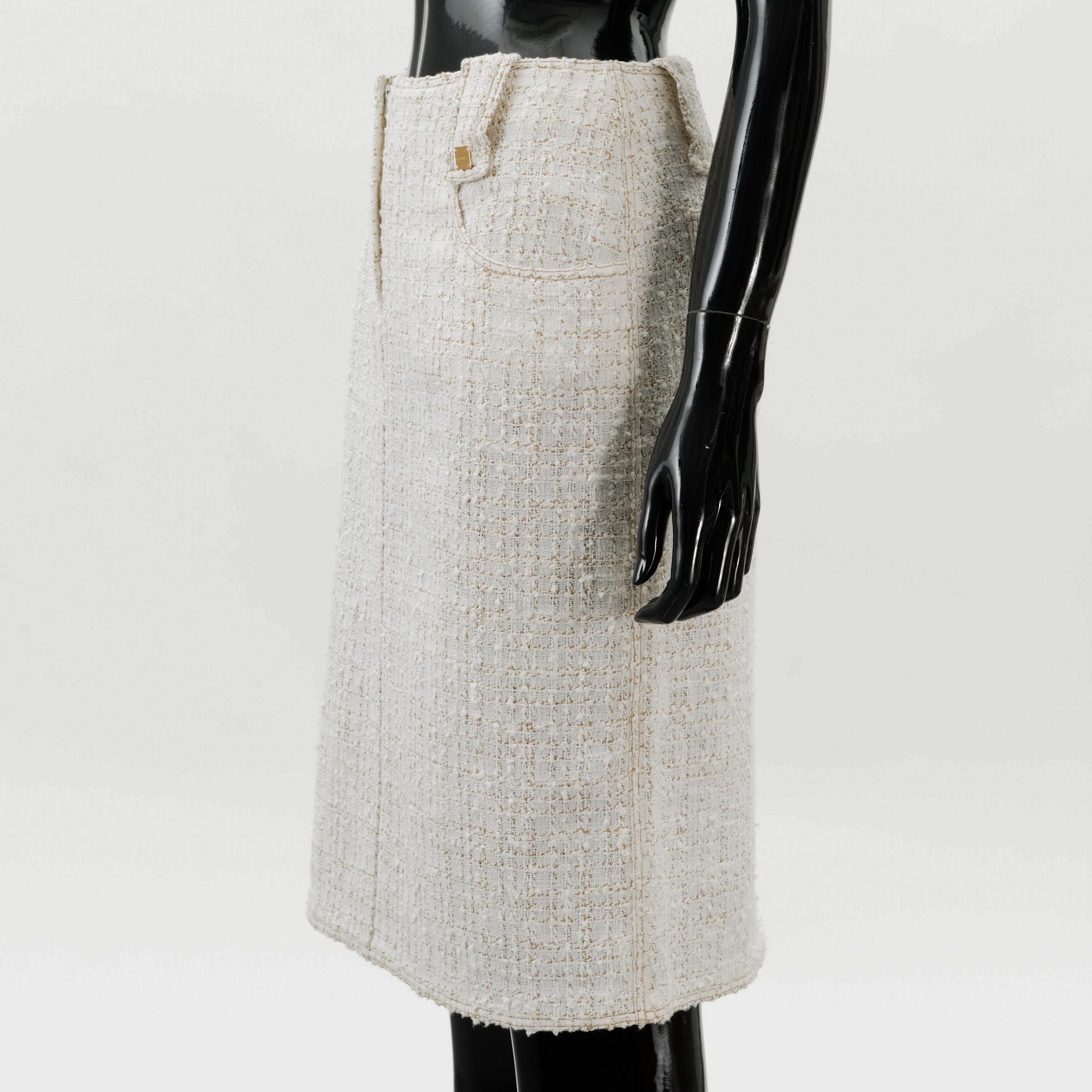 WOMENS TWO PIECE SUIT.