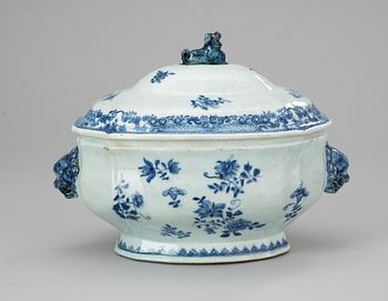 58. A blue and white tureen with cover, Qing dynasty, Qianlong (1736-95).
