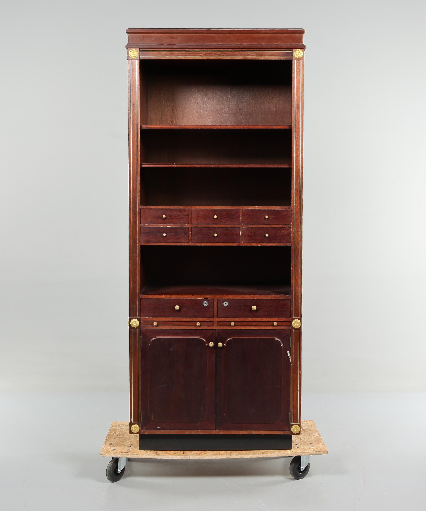 SKÅP, 2 st, 1900-talets senare del.