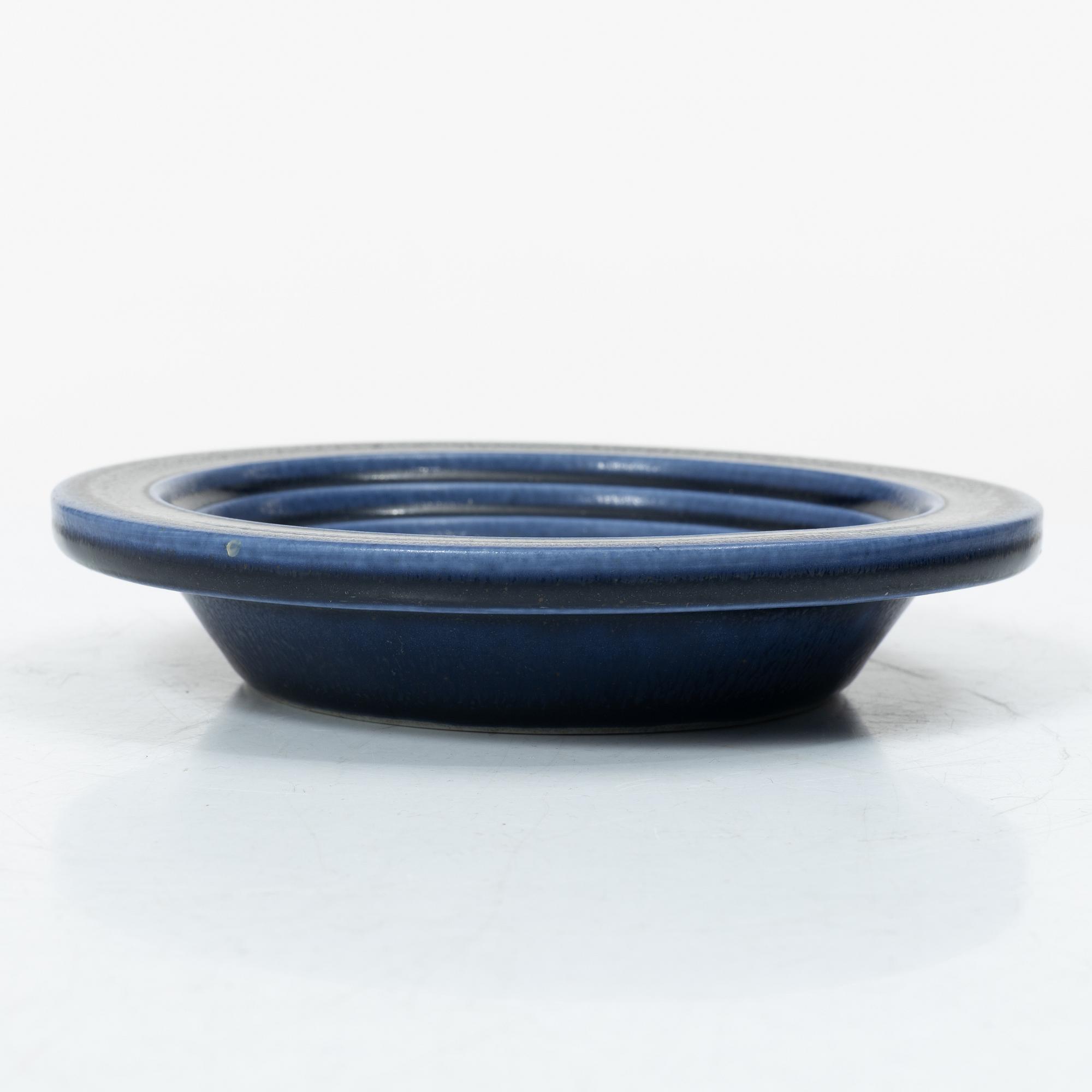 Kåge Verkstad, a set of three ceramic bowls and a small dish, Gustavsberg, Sweden, 1957-61.