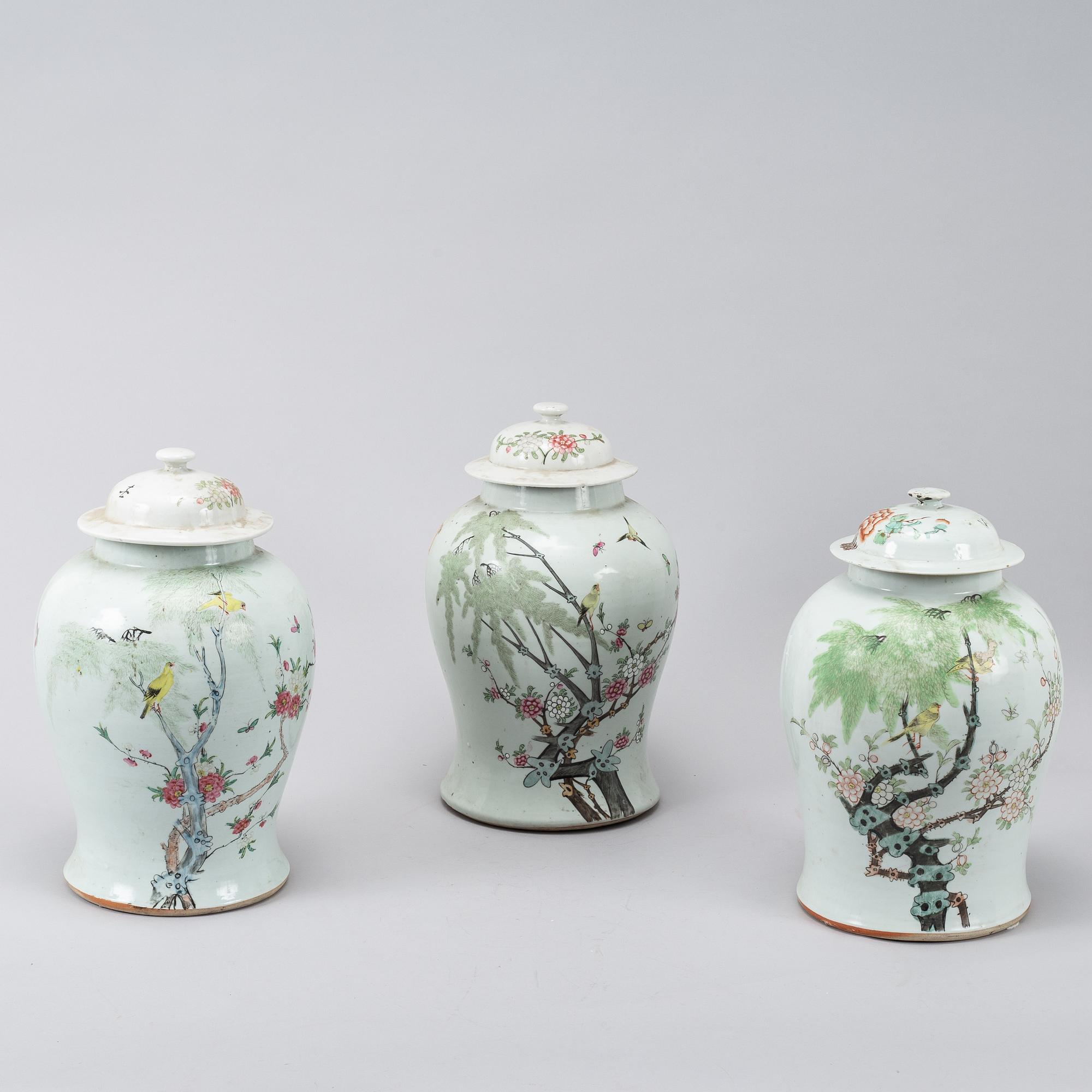 Four Chinese famille rose jars/vases with 3 covers, 20th century.