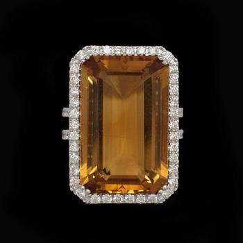 RING, trappslipad citrin, 25 ct med briljantslipade diamanter, tot. 0.92 ct.