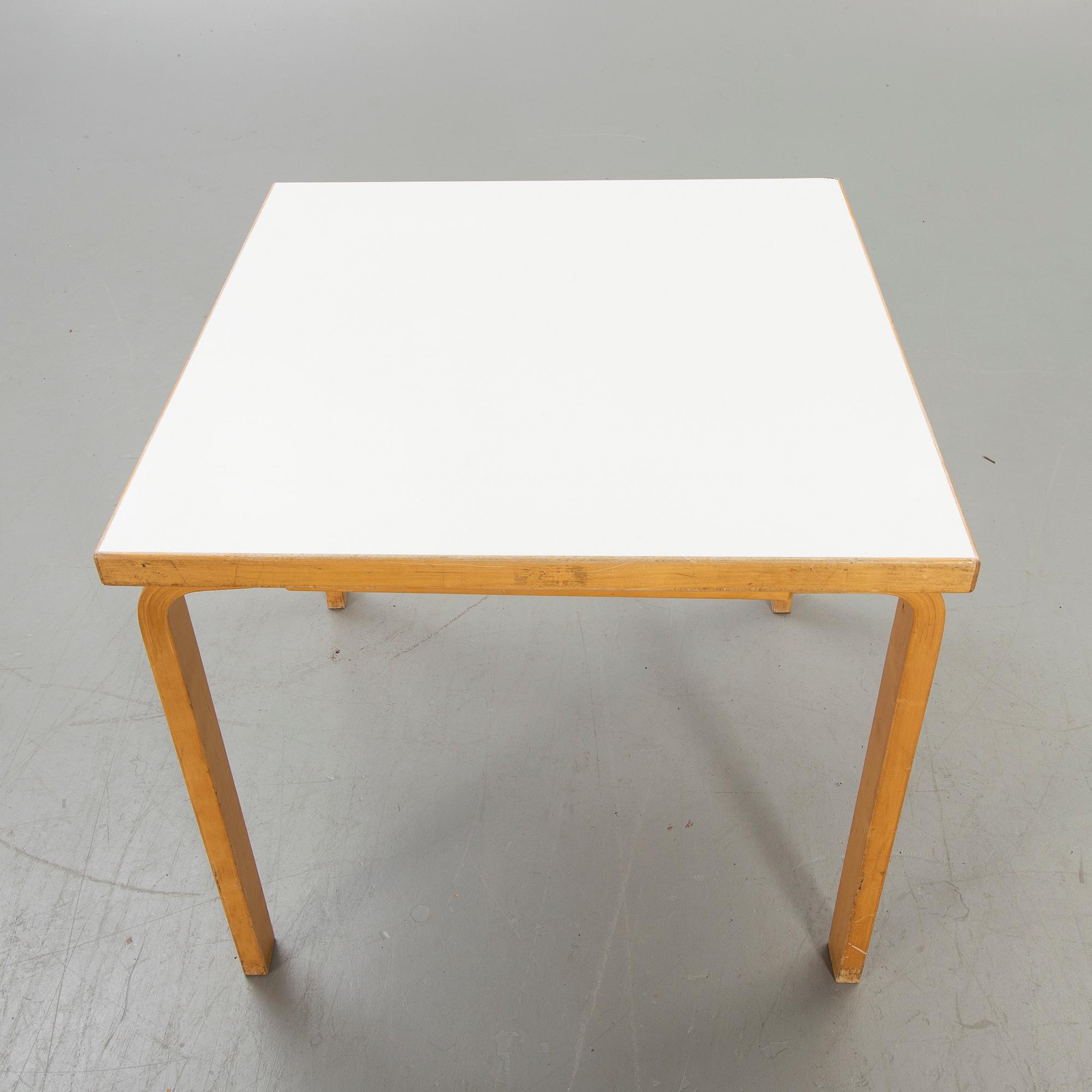 Alvar Aalto, Table "A83C".