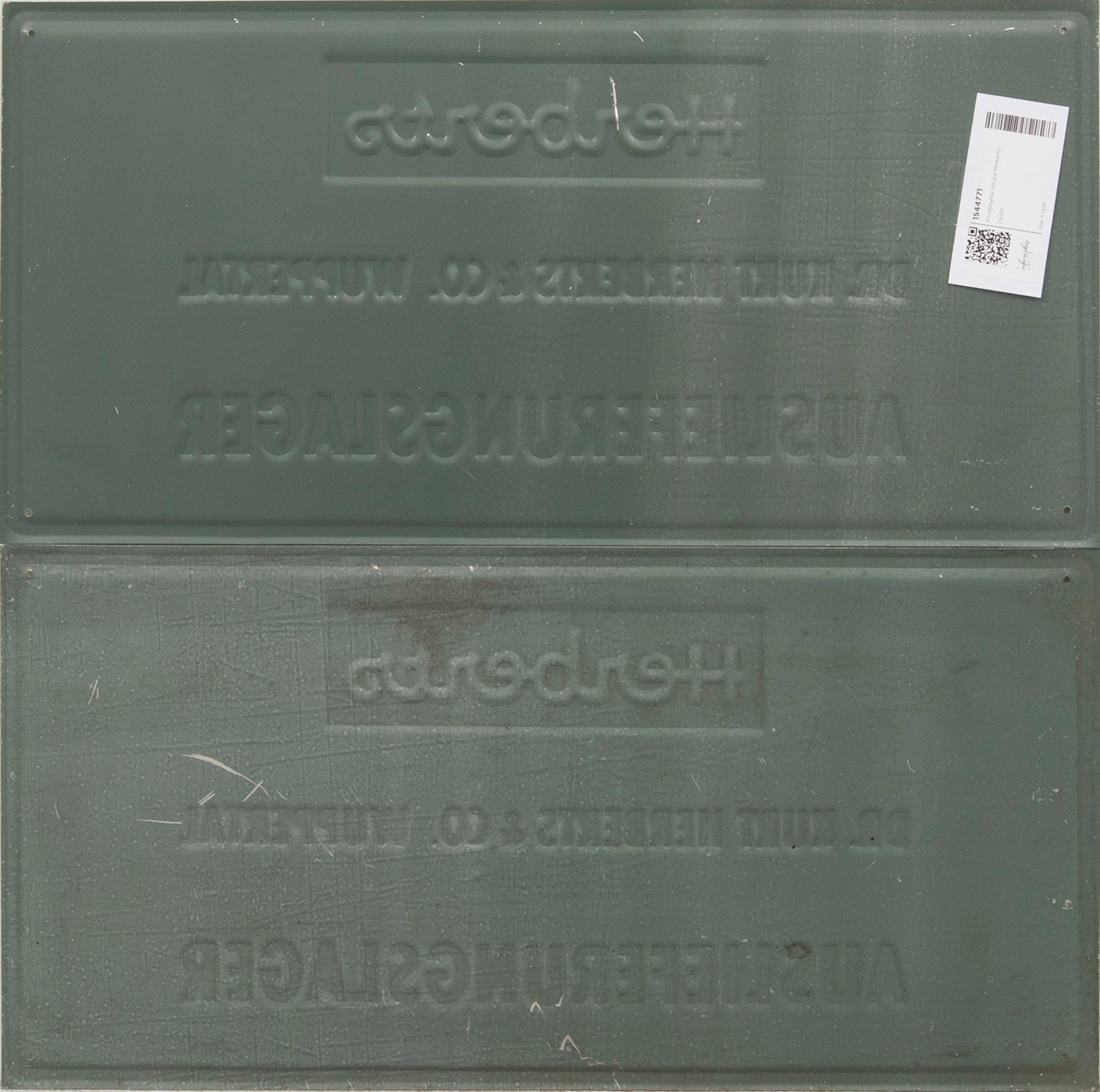 Reklamskyltar ett par "Herberts".