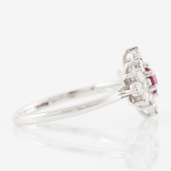 Ring 14K white gold with a ruby and brilliant- and marquise-cut diamonds.