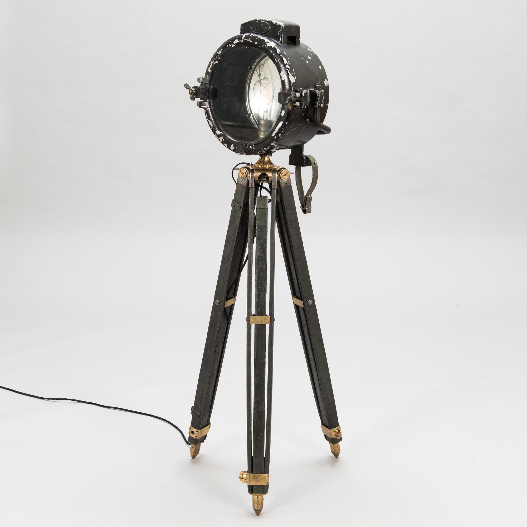 Golvlampa, bestående av olika delar från 1900-talet.