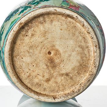 Praktvas, porslin. Qingdynastin, 1800-tal.