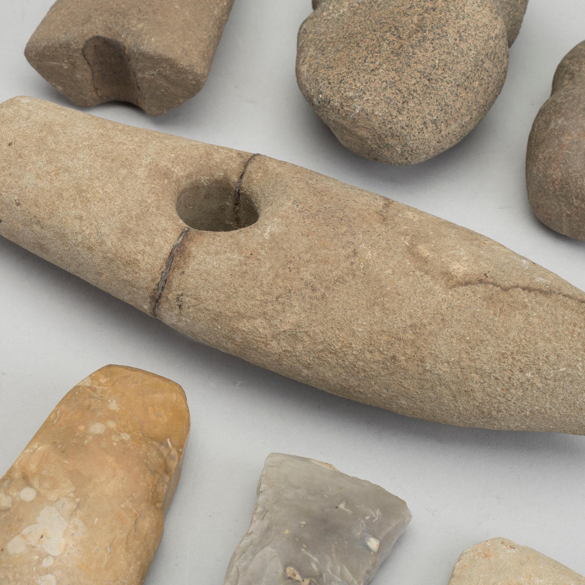 STENREDSKAP- / -VAPEN m m, 8 delar, sannolikt neolitikum / neoliticum.