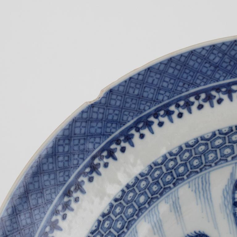 Tallrikar, fyra stycken, kompaniporslin. Qingdynastin, Qianlong (1736-95).