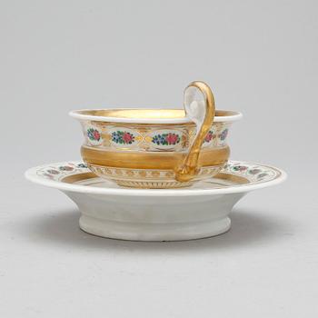 KOPP MED FAT. Porslin. Meissen. Empire, 1800-tal.