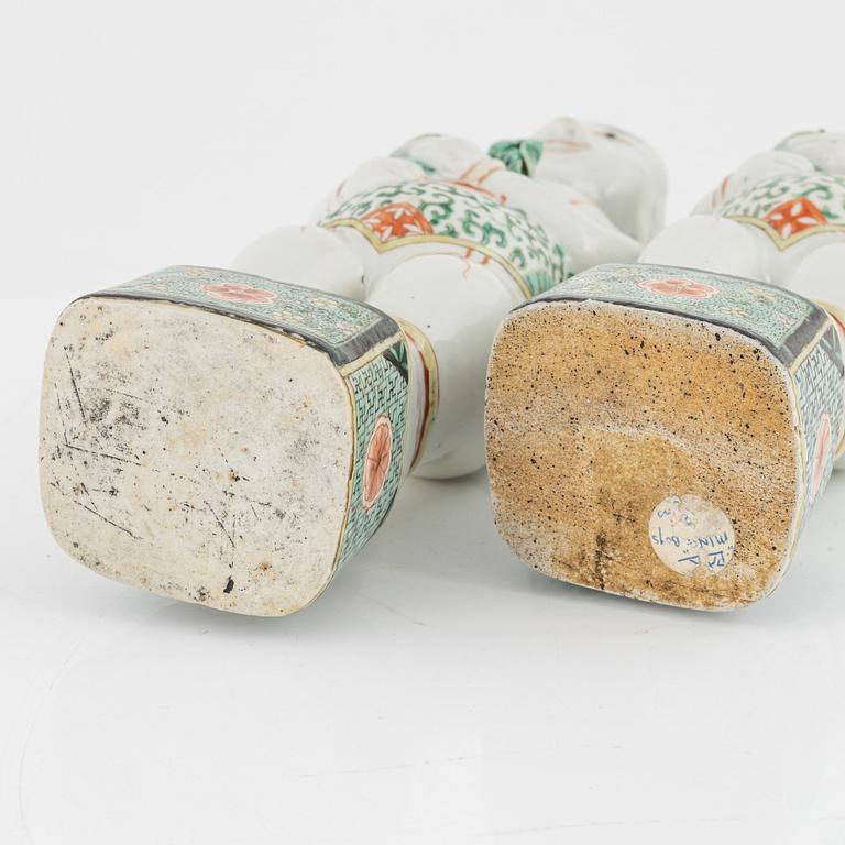 A pair of Kangxi-style figurines, China, late Qing dynasty.