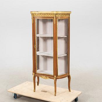 A louis XV style display cabinet first half of the 20th centruy.