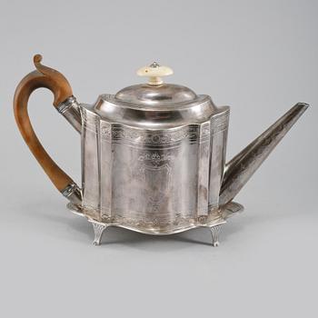 TEKANNA MED FAT, silver, Peter & Ann Bateman / Thomas Ollivant, London, 1793. Total vikt 643 cm.