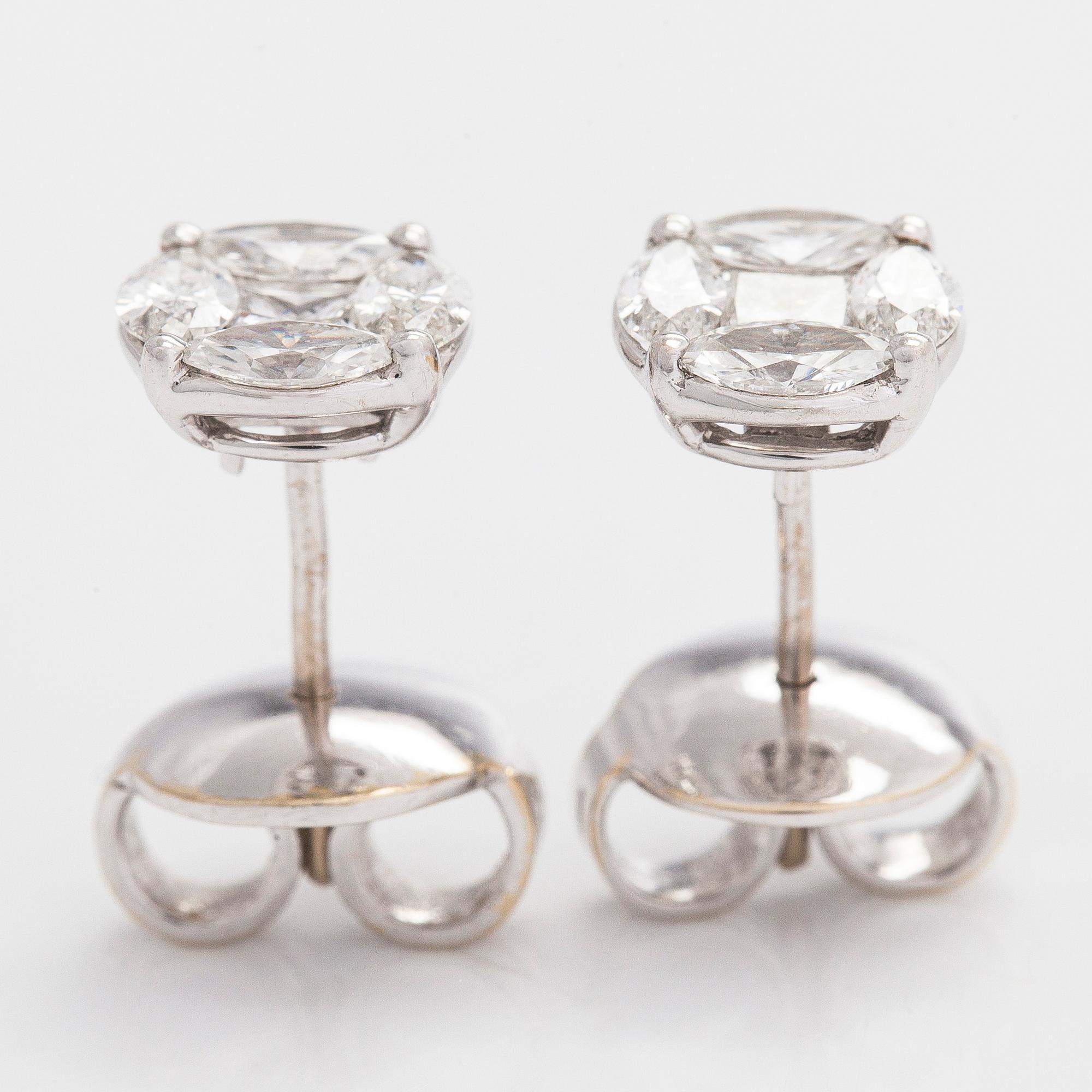 Örhängen, 18K vitguld med princess- samt navetteslipade diamanter.