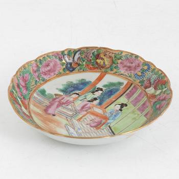 A group of five Chinese enamelled porcelain teacups and four plates, Kanton, 19th century.