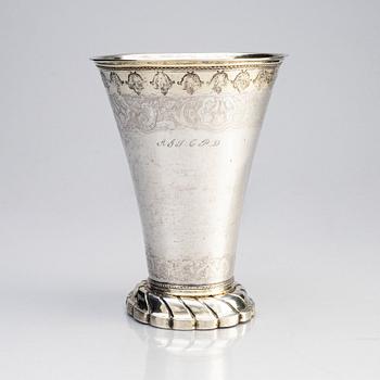 Nils Hoffberg d.y, bägare, delvis förgyllt silver, Stockholm 1759. Rokoko.