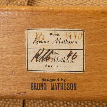 Bruno Mathsson, vilstol, modell 36, Frima Karl Mathson, Värnamo 1940, samt ett läsbord, Firma Karl Mathsson, 1900-talets mitt.