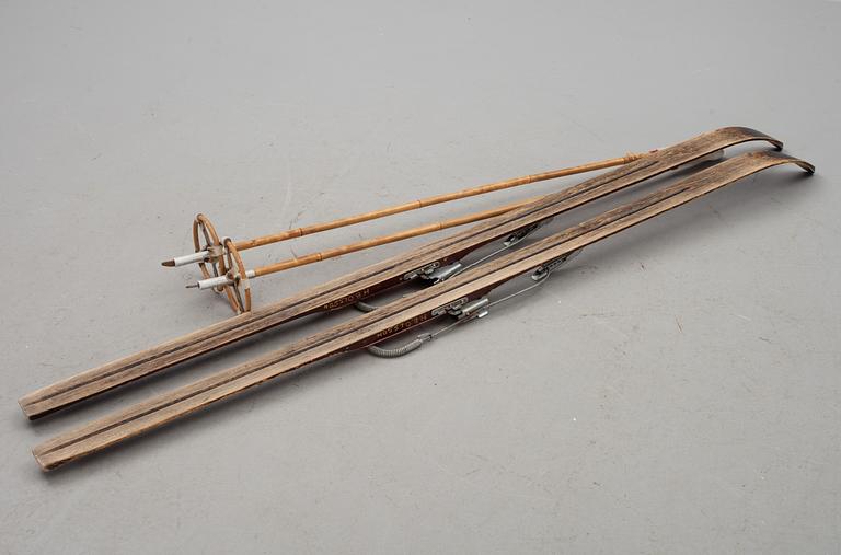 SKIDOR, ett par, märkta "Mora Nisses",Tobo Bruk AB samt stavar, 1900-talets mitt.