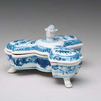 A blue and white cruet stand, Qing dynasty, Qianlong (1736-95).