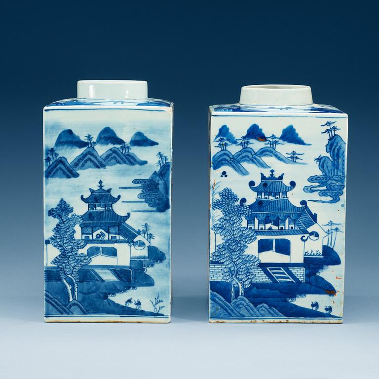 TEBURKAR, två stycken, porslin. Qing dynastin, Jiaqing (1796-1820).