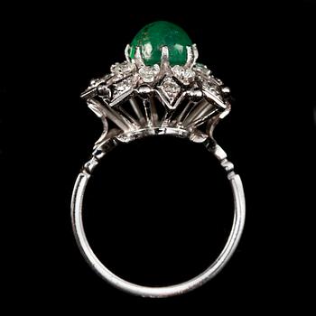 RING, 18k vitguld med briljanter tot ca 0,8 ct samt cabochonslipad grön smaragd. Vikt tot 7,1 g.