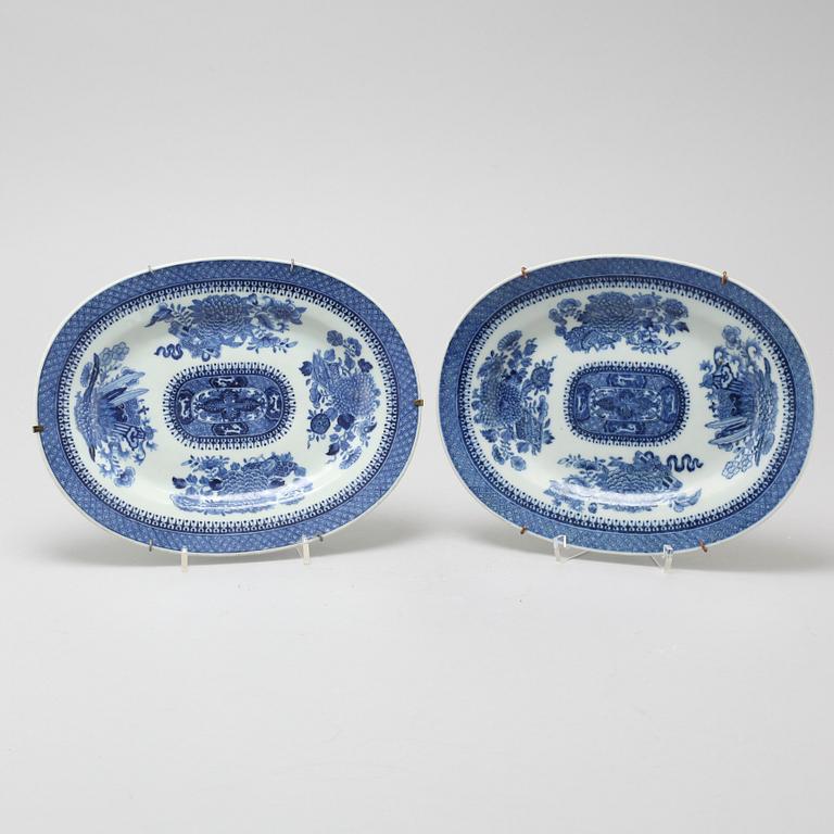 A pair of porcelain serving dishes from China, Jiaqing (1796-1820).